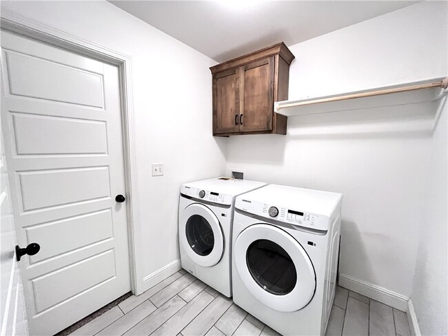 Building Photo - 5909 NW Reynolds St