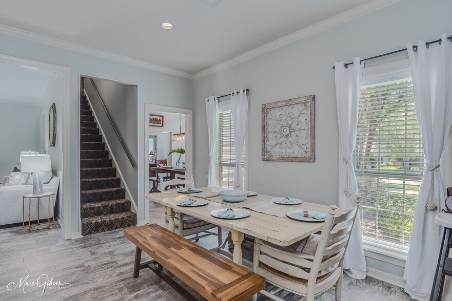 Building Photo - 1260 Capilano Dr