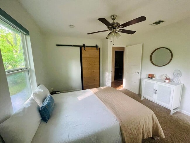 Building Photo - 3208 Thompson St