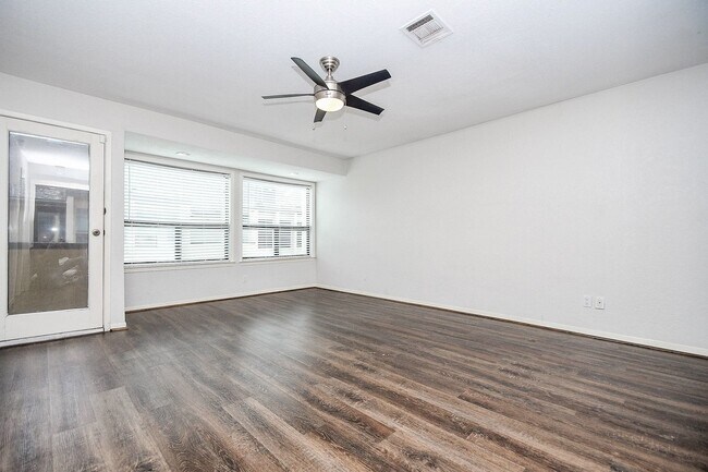 Building Photo - 1116 Bering Dr