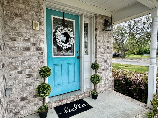Building Photo - Beautiful 3 Bedroom Duplex by the Beach! A...