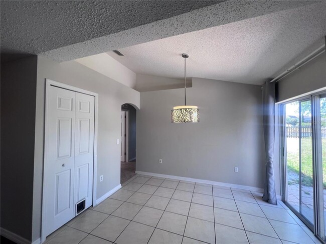 Building Photo - 319 Velveteen Pl