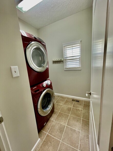 laundry - 6143 Halton Pl