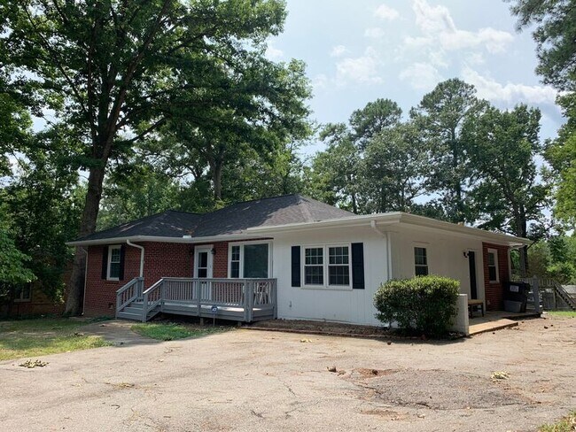 Building Photo - 5631 Swan Dr