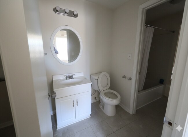 Building Photo - Charming & Spacious 3-Bedroom Apartment in Greenwood Park