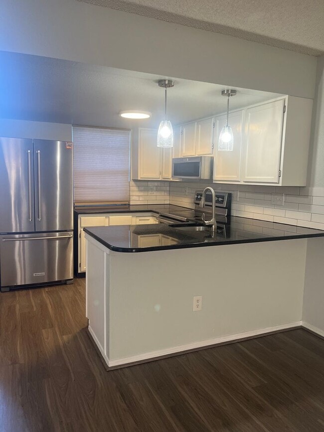 Building Photo - Conveniently Located & Move In Ready 2 Bed...