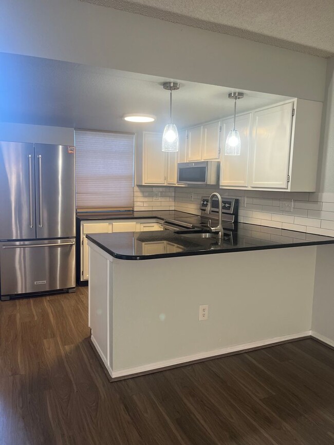 Primary Photo - Remodeled 2 Bed/1.5 Bath Townhome for Rent...