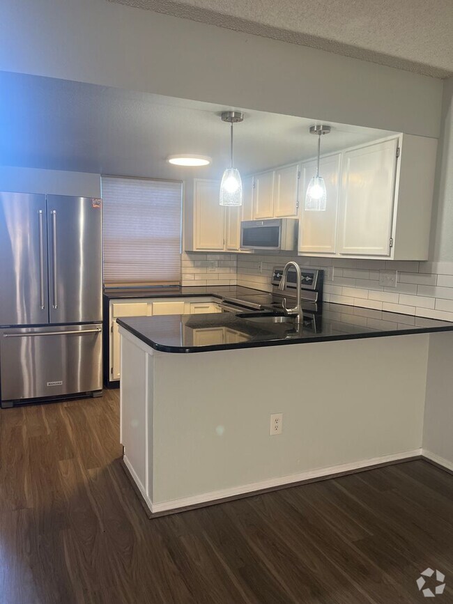 Building Photo - Remodeled 2 Bed/1.5 Bath Townhome for Rent...