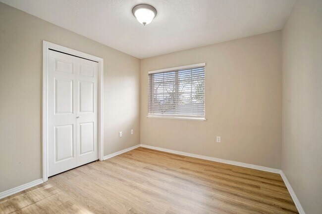 Building Photo - 325 W 700 N