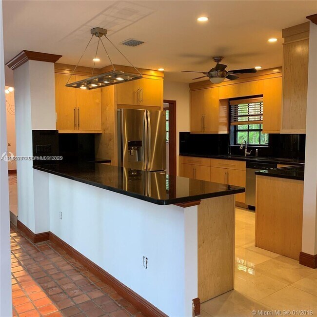 Building Photo - 901 Majorca Ave