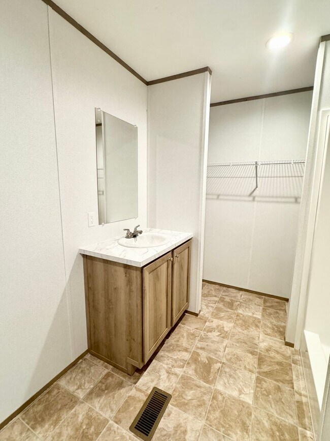 Building Photo - Move in Ready! 3 bedrooms/ 2 Baths! Beautiful space!