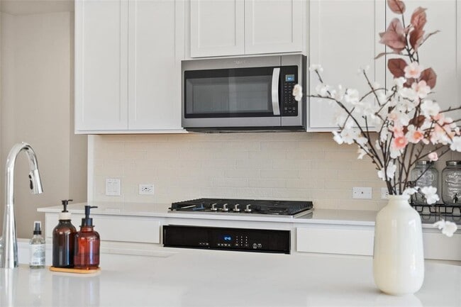 Building Photo - 304 Regatta Trl