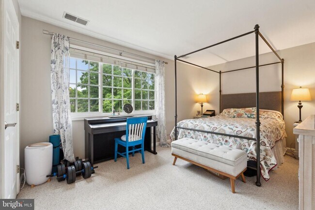 Building Photo - Welcome to this beautifully updated three ...