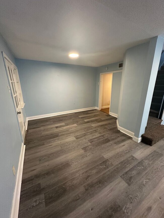 Building Photo - 4 Bed, 1 Bath Row home