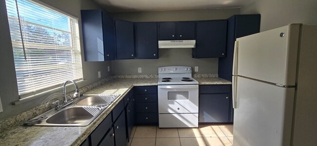 Building Photo - 3/1 Tampa Home ! Apply for FREE!