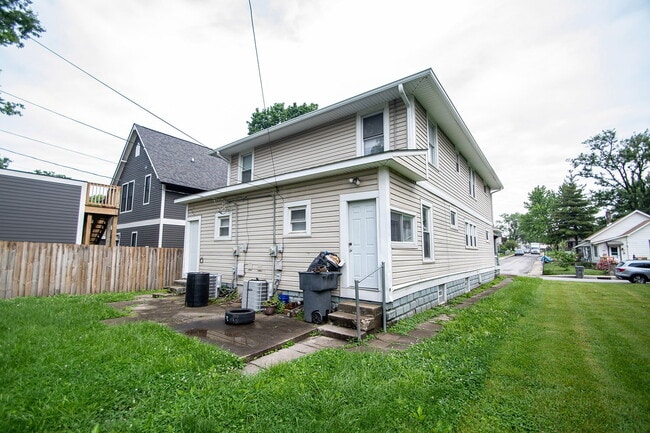 Building Photo - "Charming 3-Bed Duplex Retreat on E Ohio S...