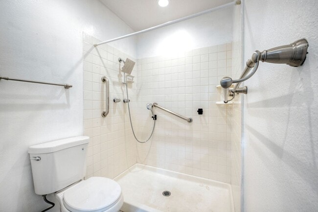 Building Photo - Rancho Bernardo 55+ Community Attached Home 2 Bed, 2 Ba with Patio, Private yard and Laundry