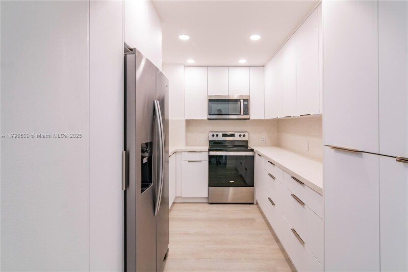 Building Photo - 100 Bayview Dr