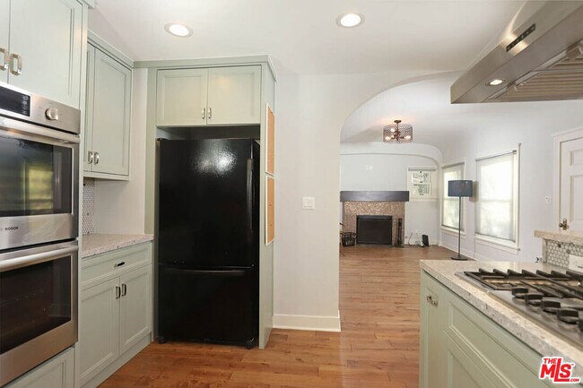 Building Photo - 752 N Las Palmas Ave