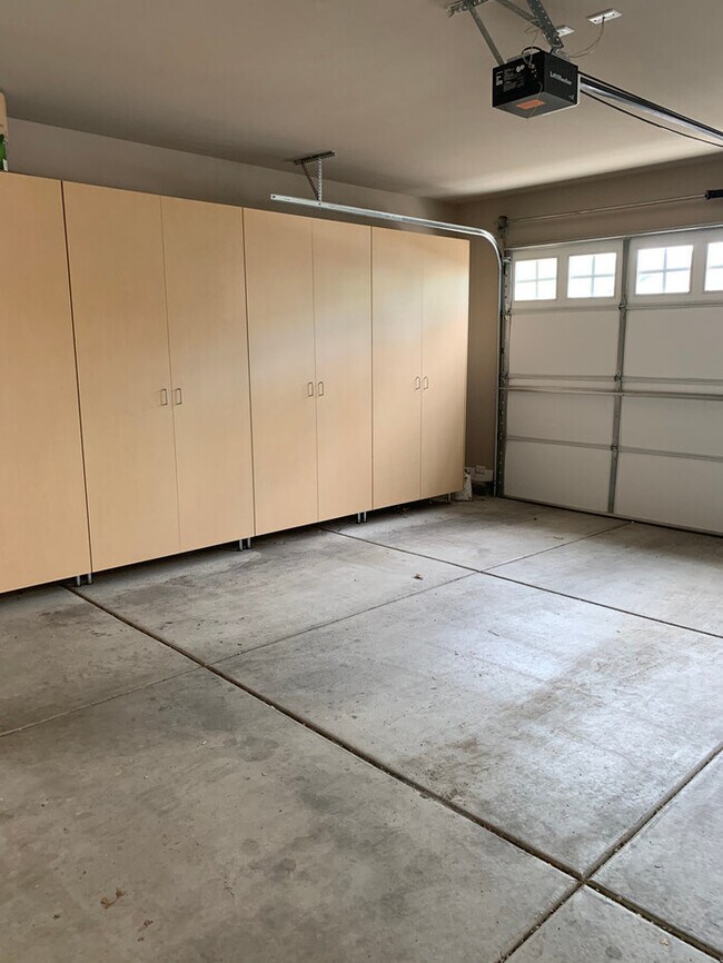 Building Photo - 350 Mt Rose St