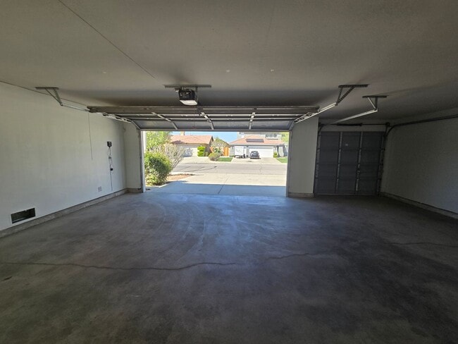 Building Photo - 1602 W Ave H4