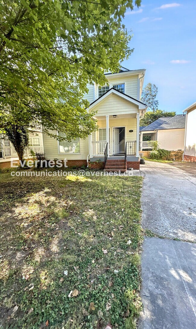 Building Photo - 3 Bed/2.5 Bath Home with Laundry Hookups / Pet-Friendly