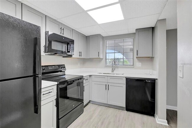 Building Photo - 709 Russell Ln