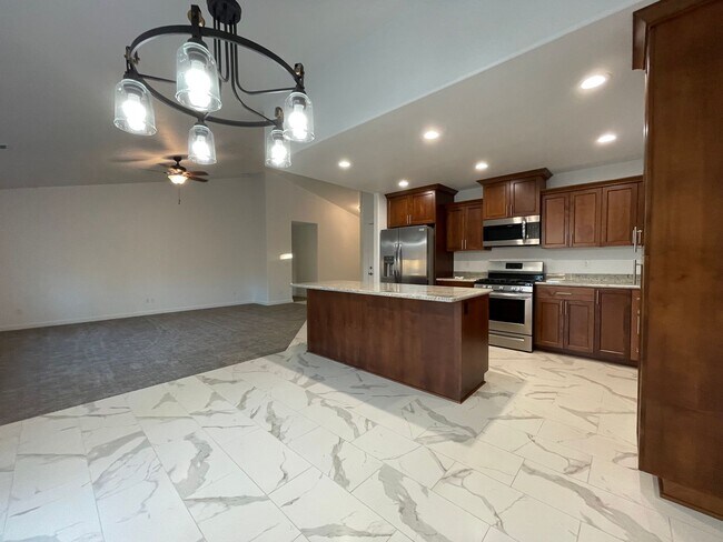 Building Photo - Newer 3 Bed 2 Bath Home In New Sutherlin D...