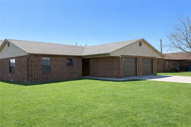 Building Photo - 621 E 1st St