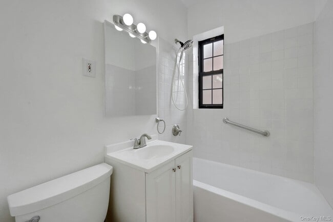 Building Photo - 840 Bronx River Rd