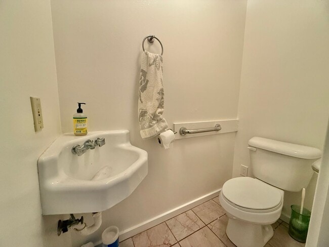 Building Photo - Beautiful 3 Bedroom / 2.5 Bathroom Home in Wailuku Heights!