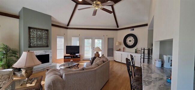 Building Photo - 1702 Castaway St