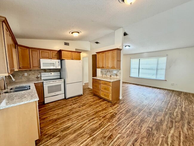 Building Photo - 7902 Banyan St