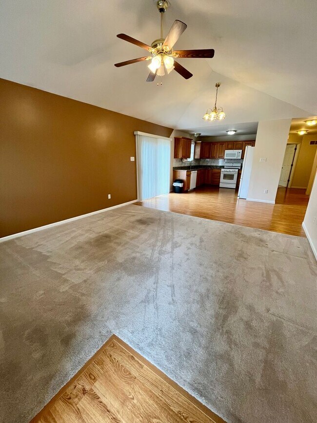 Building Photo - Duplex | 2 Bed | 2 Bath