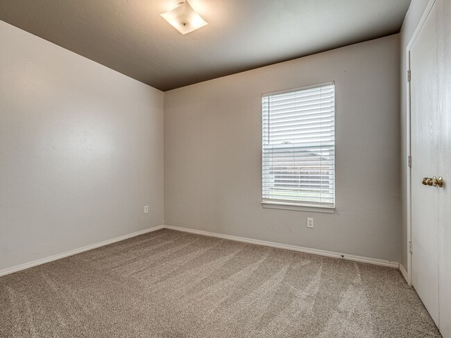 Building Photo - Charming Home in Edmond + Edmond Schools