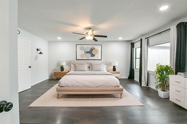 Building Photo - 6002 Greenmont Dr