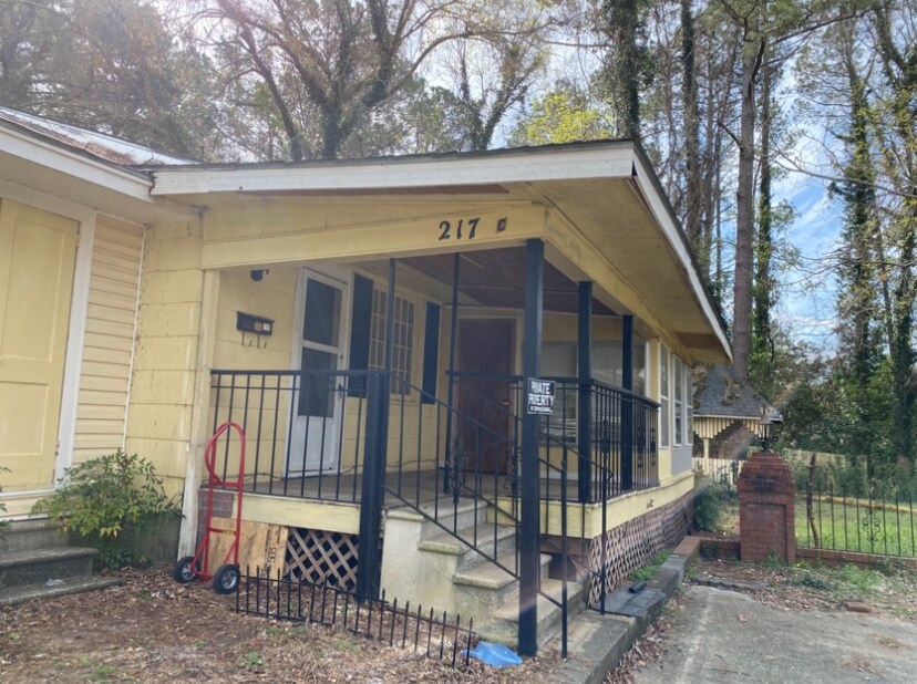 Building Photo - 217 Scott Ave