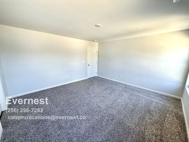 Building Photo - 3-Bedroom, 2.5-Bathroom Townhouse in a Pri...