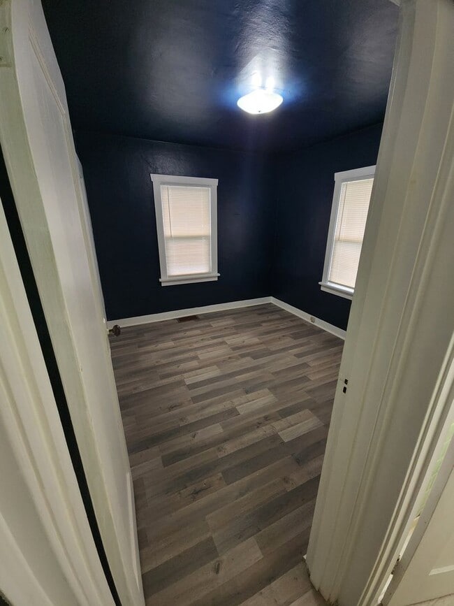 Building Photo - Charming 2 BR 1 Ba Single Family Residence Near Mall and Restaurants