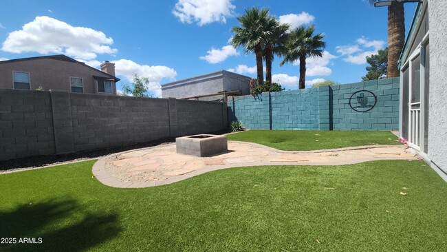 Building Photo - 1433 E Kerry Ln