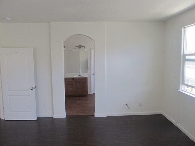 Building Photo - 233 American Farms Ave