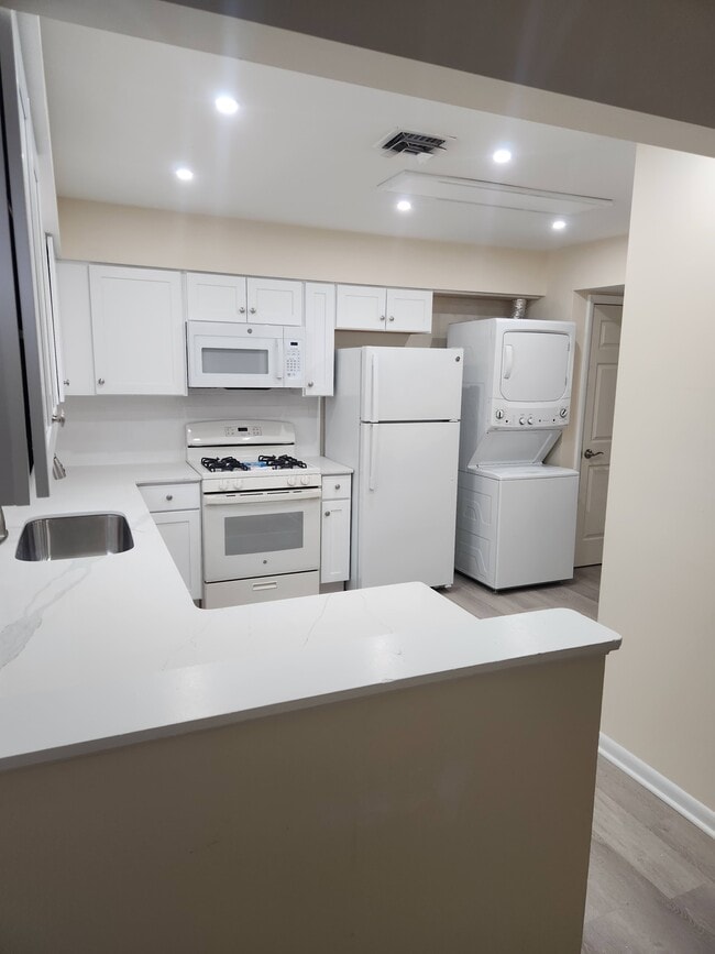 Building Photo - 1703 English Dr