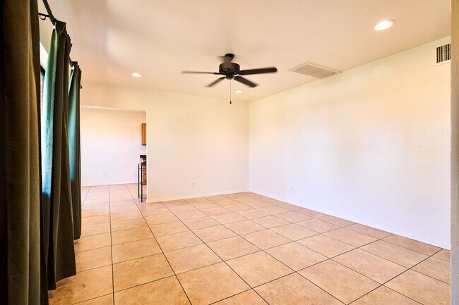Building Photo - Eastside (Broadway and Wilmot) 3 bedroom, ...