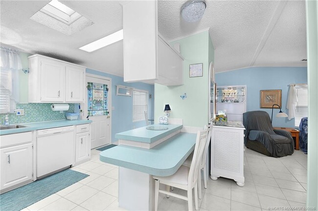 Building Photo - 7073 SE Birchwood Ln