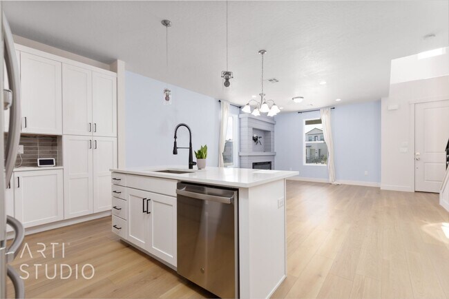 Building Photo - 3 Bedroom, 2.5 Bathroom Townhome in Auburn...