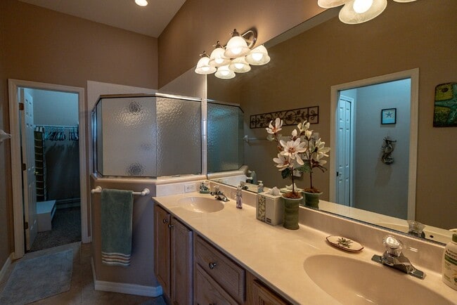 Building Photo - "Charming Englewood Gem: 2 Beds, 2 Baths in Oyster Creek Gated Golf Community