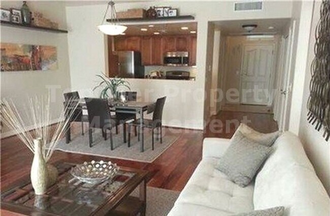 Building Photo - ***Beautiful 2 bed/2 bath Condo in the Hea...