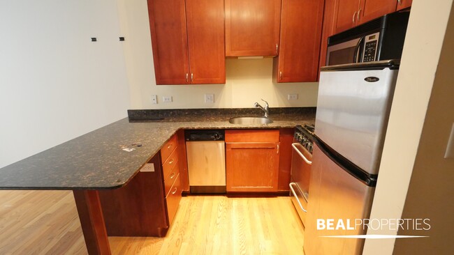 Building Photo - 625 W Wrightwood Ave