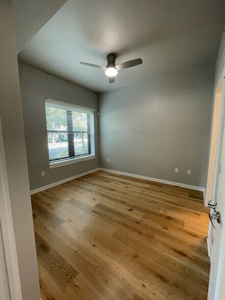 Building Photo - 400 4th Ave S