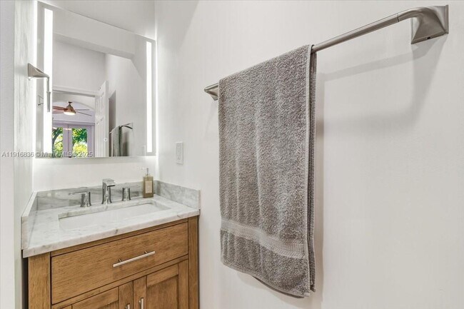 Building Photo - 413 NW 23rd Ave